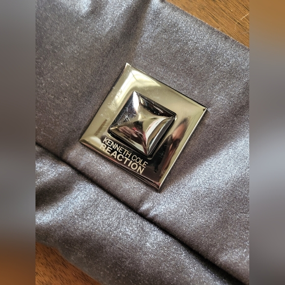 Kenneth Cole Reaction 10" c 5" grey metallic fabric small purse - Picture 4 of 9